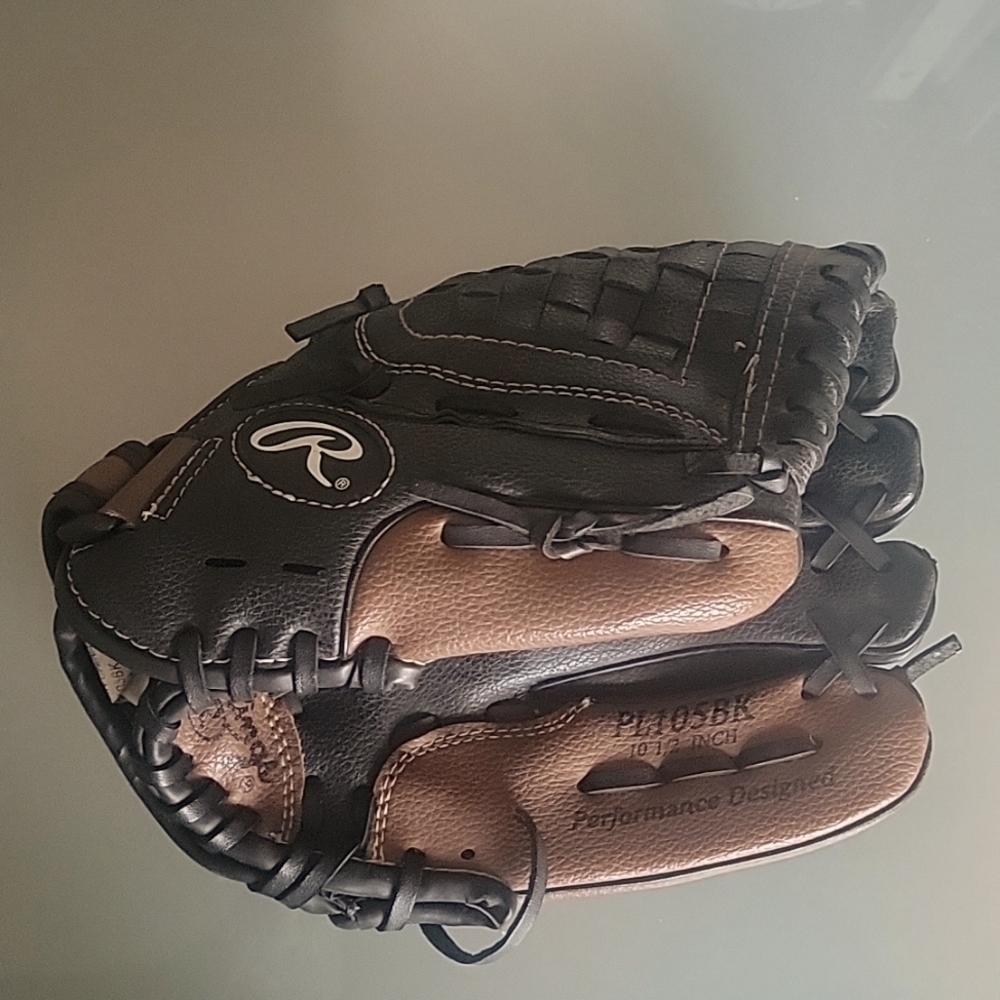 Rawlings 10 1/2 inch PL105BK Left handed glove.